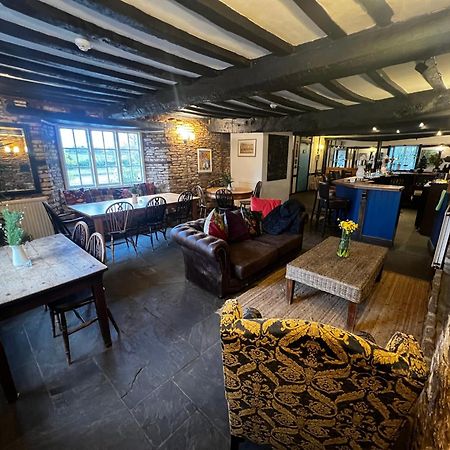 The Holford Arms Hotel Тетбъри Екстериор снимка