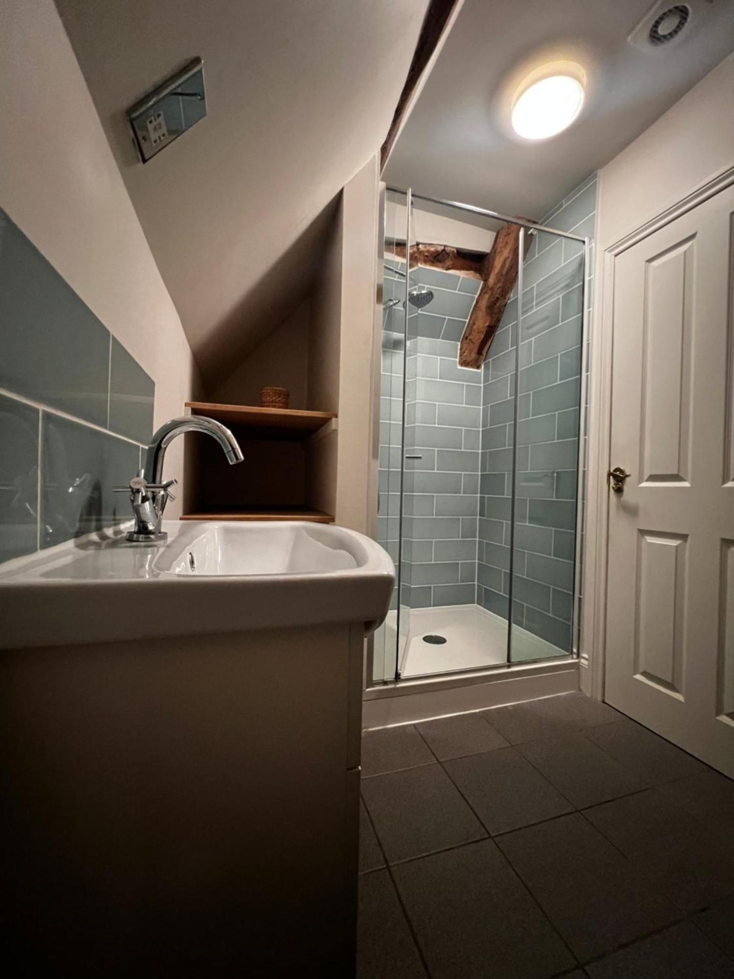 The Holford Arms Hotel Тетбъри Екстериор снимка