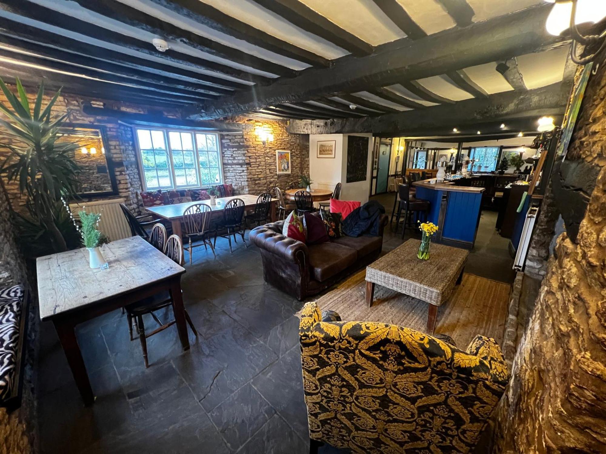 The Holford Arms Hotel Тетбъри Екстериор снимка