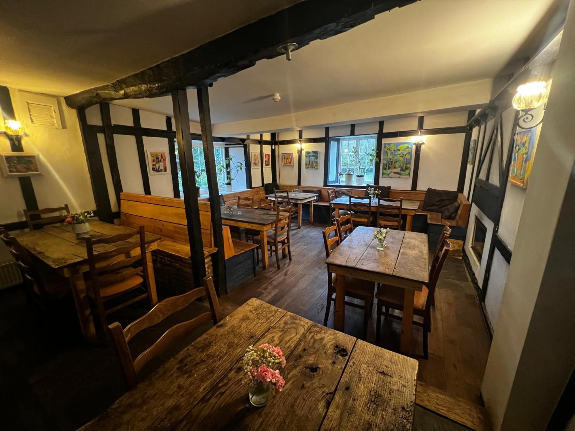 The Holford Arms Hotel Тетбъри Екстериор снимка