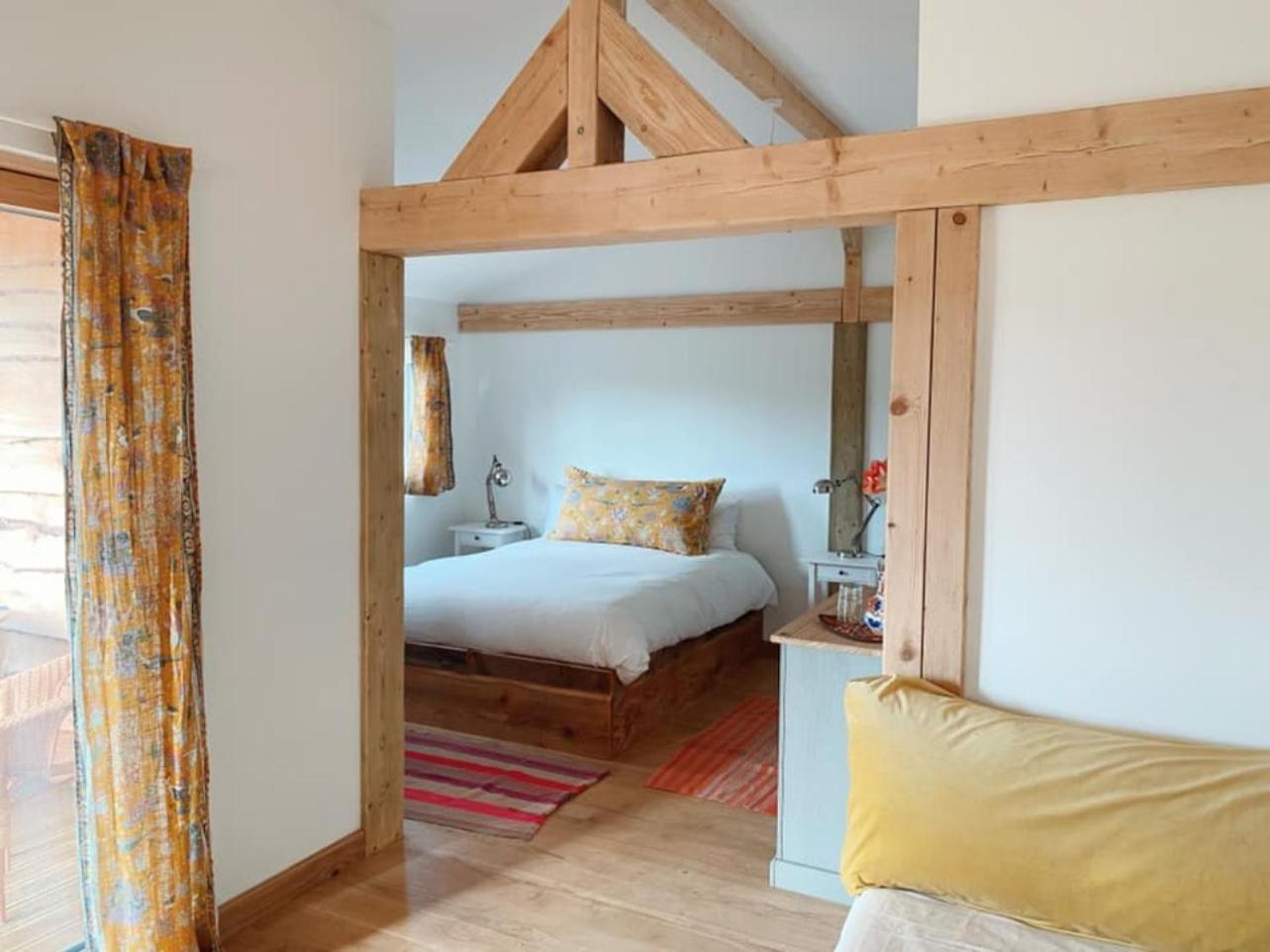 The Holford Arms Hotel Тетбъри Екстериор снимка